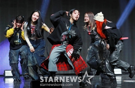 걸그룹 영파씨(YOUNG POSSE)가 20일 오후 서울 마포구 신한pLay 스퀘어에서 진행된 두 번째 EP '엑스엑스엘'(XXL) 발매기념 쇼케이스에서 신곡을 선보이고 있다. 이번 앨범에는 타이틀곡 '엑스엑스엘'(XXL)을 비롯해 '스카스'(Scars), 'DND'(feat.BM of KARD), '나의 이름은'(ROTY), '스카이라인' 등 힙합 장르 기반의 총 5곡이 수록됐다. /2024.03.20 /사진=이동훈