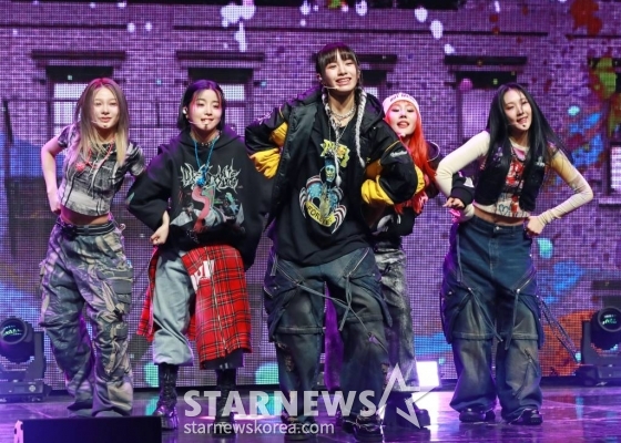 걸그룹 영파씨(YOUNG POSSE)가 20일 오후 서울 마포구 신한pLay 스퀘어에서 진행된 두 번째 EP '엑스엑스엘'(XXL) 발매기념 쇼케이스에서 신곡을 선보이고 있다. 이번 앨범에는 타이틀곡 '엑스엑스엘'(XXL)을 비롯해 '스카스'(Scars), 'DND'(feat.BM of KARD), '나의 이름은'(ROTY), '스카이라인' 등 힙합 장르 기반의 총 5곡이 수록됐다. /2024.03.20 /사진=이동훈