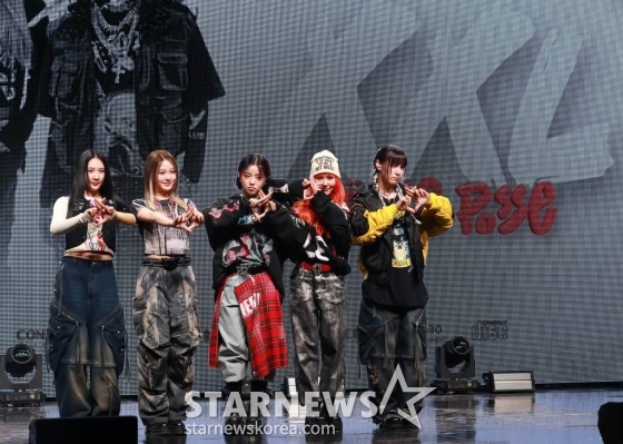 걸그룹 영파씨(YOUNG POSSE)가 20일 오후 서울 마포구 신한pLay 스퀘어에서 진행된 두 번째 EP '엑스엑스엘'(XXL) 발매기념 쇼케이스에서 포즈를 취하고 있다. 이번 앨범에는 타이틀곡 '엑스엑스엘'(XXL)을 비롯해 '스카스'(Scars), 'DND'(feat.BM of KARD), '나의 이름은'(ROTY), '스카이라인' 등 힙합 장르 기반의 총 5곡이 수록됐다. /2024.03.20 /사진=이동훈