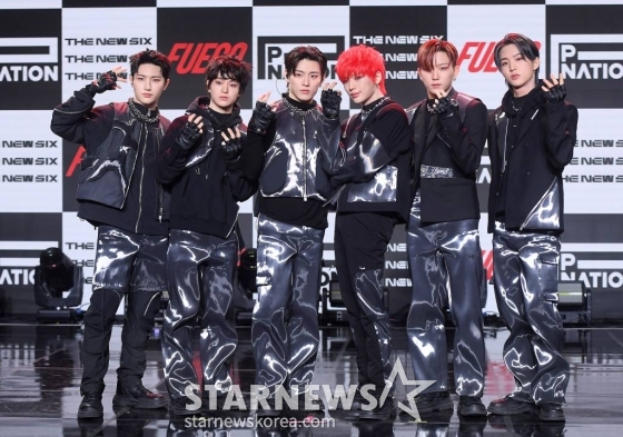 보이 그룹 더뉴식스(THE NEW SIX)가 20일 오후 서울 강남구 청담동 일지아트홀에서 진행된 첫 번째 싱글 'FUEGO(푸에고)' 발매 기념 쇼케이스에 참석해 포즈를 취하고 있다. 'FUEGO'는 스페인어로 '불'을 가리키는 단어로 개인이 가진 부정적인 감정을 불태워버리고 끝없는 목표를 향해 길을 떠나는 더뉴식스의 포부를 재치있게 표현한 곡이다. 전반적으로 곡을 이끌어 가는 808 베이스가 중독성을 더할 뿐만 아니라, 기승전결이 뚜렷한 전개로 곡의 드라마틱함을 극대화했 /사진=김창현