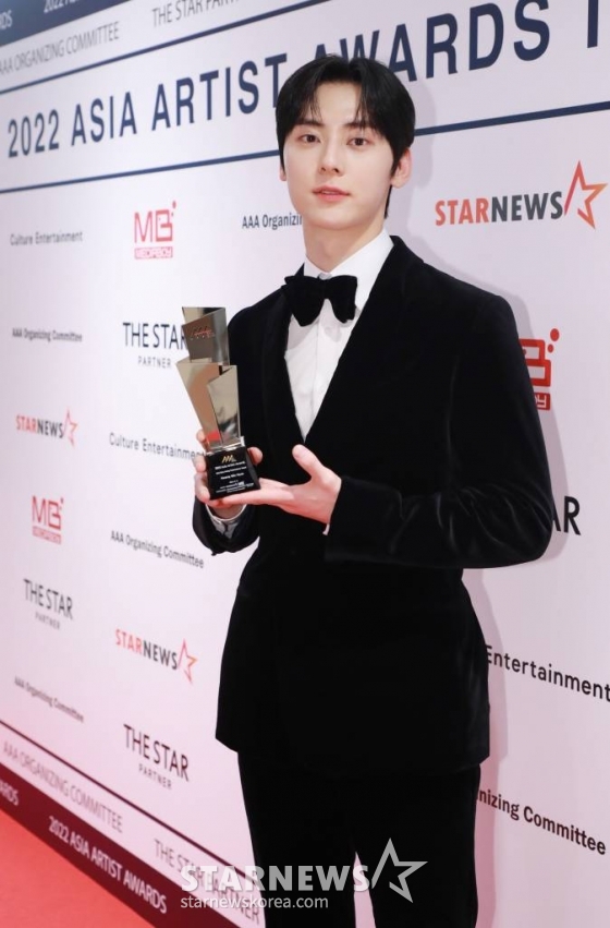 배우 황민현이 13일 오후 일본 나고야 니혼가이시홀에서 열린 스타뉴스-미디어보이 주최 '2022 Asia Artist Awards IN JAPAN'(2022 아시아 아티스트 어워즈, 이하 2022 AAA)에서 AAA 베스트 액팅 퍼포먼스상을 수상한 뒤 포즈를 취하고 있다. 스타뉴스와 미디어보이가 주최하고 Asia Artist Awards 조직위원회와 더스타파트너, 컬쳐 엔터테인먼트가 공동 주관하는 글로벌 NO.1 시상식 '2022 AAA'에는 올 한 해 동안 국내외에서 많은 사랑을 받은 가수