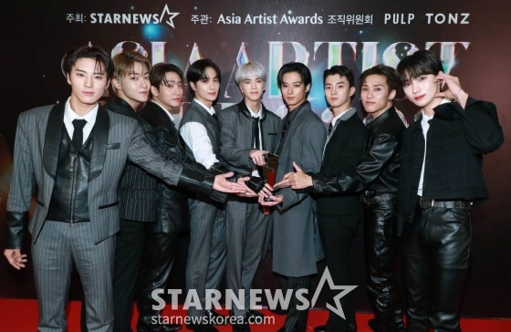 그룹 더보이즈가 14일 필리핀 아레나에서 열린 '2023 아시아 아티스트 어워즈 인 필리핀'(2023 Asia Artist Awards IN THE PHILIPPINES, 이하 '2023 AAA')에서 AAA 베스트 아티스트 상을 수상한 뒤 포즈를 취하고 있다. /사진=이동훈