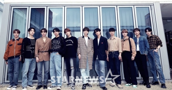 그룹 더보이즈(THE BOYZ)가 서울 강남구 IST엔터테인먼트 사옥에서 진행된 '2023 아시아 아티스트 어워즈 인 필리핀'(2023 Asia Artist Awards IN THE PHILIPPINES, 이하 2023 AAA) 수상 인터뷰에 앞서 포즈를 취하고 있다. /사진=김창현