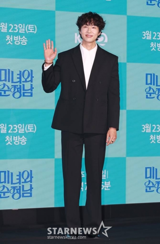 배우 지현우가 21일 오후 서울 마포구 상암동 스탠포드 호텔에서 진행된 KBS 2TV 드라마 '미녀와 순정남' 제작발표회에 참석해 포즈를 취하고 있다.  하루아침에 밑바닥으로 추락하게 된 톱배우와 그녀를 사랑하고 다시 일으켜 세우는 초짜 드라마 PD의 산전수전 공중전 인생 역전을 그린 파란만장한 로맨스 성장 드라마 '미녀와 순정남'은 오는 23일 첫 방송된다. /2024.03.21 /사진=이동훈