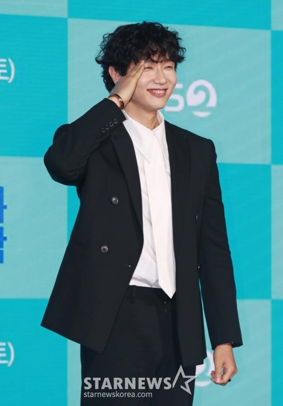 배우 지현우가 21일 오후 서울 마포구 상암동 스탠포드 호텔에서 진행된 KBS 2TV 드라마 '미녀와 순정남' 제작발표회에 참석해 포즈를 취하고 있다.  하루아침에 밑바닥으로 추락하게 된 톱배우와 그녀를 사랑하고 다시 일으켜 세우는 초짜 드라마 PD의 산전수전 공중전 인생 역전을 그린 파란만장한 로맨스 성장 드라마 '미녀와 순정남'은 오는 23일 첫 방송된다. /2024.03.21 /사진=이동훈