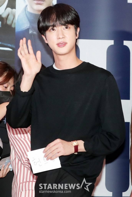 방탄소년단 진이 2일 오후 서울 강남구 삼성동 메가박스 코엑스에서 진행된 영화 '헌트' VIP시사회에 참석하고 있다.  '헌트'는 조직 내 숨어든 스파이를 색출하기 위해 서로를 의심하는 안기부 요원 '박평호'와 '김정도'가 '대한민국 1호 암살 작전'이라는 거대한 사건과 직면하며 펼쳐지는 첩보 액션 드라마. 오는 10일 개봉. 2022.08.02
