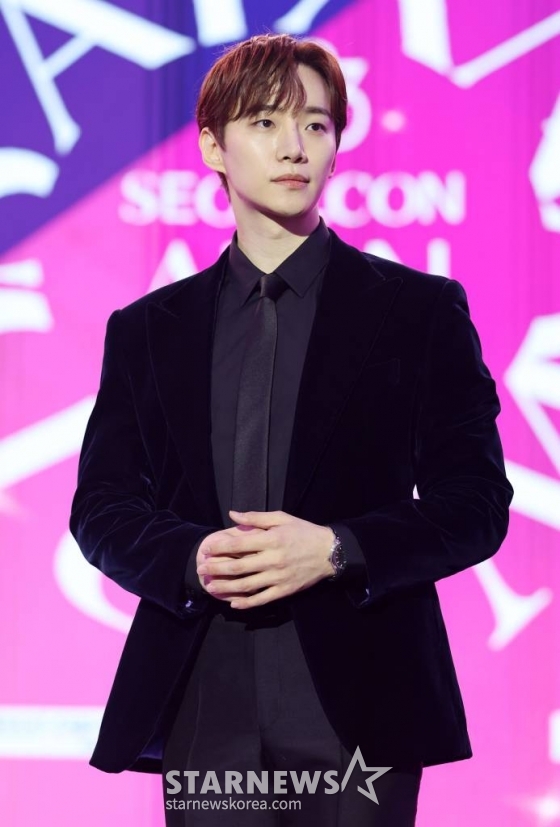 (서울=뉴스1) 김진환 기자 = 배우 이준호가 30일 오후 서울 동대문디자인플라자(DDP)에서 열린 '2023 서울콘 에이판 스타 어워즈'(2023 SEOULCON APAN STAR AWARDS)에 참석해 포즈를 취하고 있다.   '서울콘 에이판 스타 어워즈'는 올해로 9회째를 맞이한 시상식으로, 이번 행사는 지난해 8월부터 2023년 10월까지 지상파, 종편, 케이블, OTT, 웹에 방영된 드라마와 출연한 배우들을 대상으로 하고 있다. 2023.12.30/뉴스1  Copyright (C) 뉴스1. All rights rese /사진=(서울=뉴스1) 김진환 기자