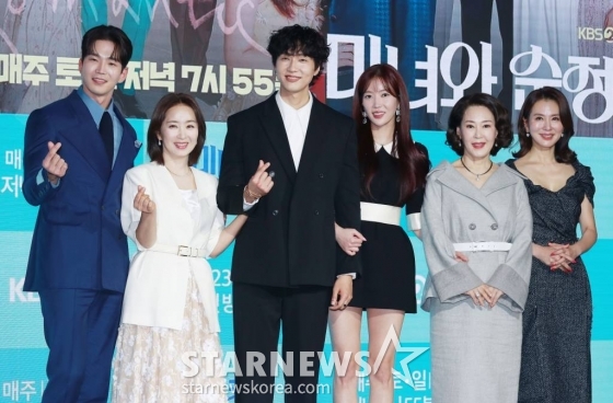 배우 고윤, 윤유선, 지현우, 임수향, 차화연, 이일화가 21일 오후 서울 마포구 상암동 스탠포드 호텔에서 진행된 KBS 2TV 드라마 '미녀와 순정남' 제작발표회에 참석해 포즈를 취하고 있다. 하루아침에 밑바닥으로 추락하게 된 톱배우와 그녀를 사랑하고 다시 일으켜 세우는 초짜 드라마 PD의 산전수전 공중전 인생 역전을 그린 파란만장한 로맨스 성장 드라마 '미녀와 순정남'은 오는 23일 첫 방송된다. /2024.03.21 /사진=이동훈