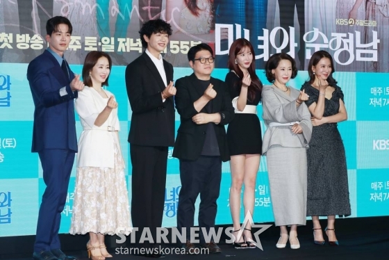 배우 고윤, 윤유선, 지현우, 홍석구 감독, 배우 임수향, 차화연, 이일화가 21일 오후 서울 마포구 상암동 스탠포드 호텔에서 진행된 KBS 2TV 드라마 '미녀와 순정남' 제작발표회에 참석해 포즈를 취하고 있다. 하루아침에 밑바닥으로 추락하게 된 톱배우와 그녀를 사랑하고 다시 일으켜 세우는 초짜 드라마 PD의 산전수전 공중전 인생 역전을 그린 파란만장한 로맨스 성장 드라마 '미녀와 순정남'은 오는 23일 첫 방송된다. /2024.03.21 /사진=이동훈