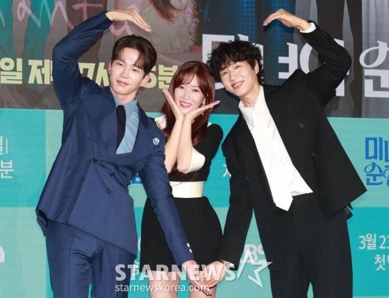 배우 고윤, 임수향, 지현우가 21일 오후 서울 마포구 상암동 스탠포드 호텔에서 진행된 KBS 2TV 드라마 '미녀와 순정남' 제작발표회에 참석해 포즈를 취하고 있다. 하루아침에 밑바닥으로 추락하게 된 톱배우와 그녀를 사랑하고 다시 일으켜 세우는 초짜 드라마 PD의 산전수전 공중전 인생 역전을 그린 파란만장한 로맨스 성장 드라마 '미녀와 순정남'은 오는 23일 첫 방송된다. /2024.03.21 /사진=이동훈