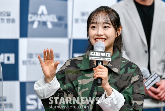 그룹 이달의 소녀의 츄가 23일 오후 SKY와 채널A에서 첫 방송되는 예능 프로그램 '강철부대' 온라인 제작발표회에서 질문에 답하고 있다. /사진제공=채널A