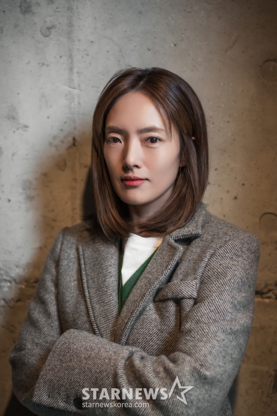 티빙 드라마 '피라미드 게임'의 박소연 감독이 25일 진행된 라운드 인터뷰를 위해 포즈를 취하고 있다. /사진제공=티빙 2024.03.25 /사진=이동훈