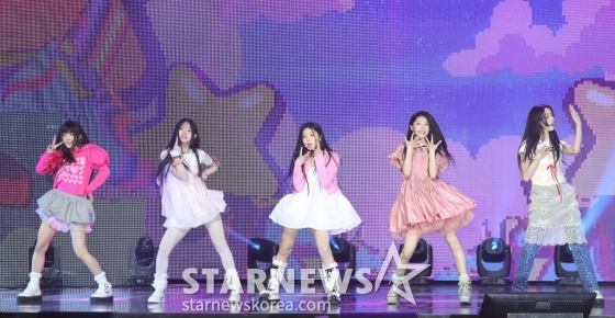 걸그룹 아일릿(ILLIT)이 25일 오후 서울 용산구 한남동 블루스퀘어에서 진행된 미니 1집 'SUPER REAL ME' 발매 기념 쇼케이스에 참석해 멋진 무대를 선보이고 있다. 아일릿은 하이브가 탄생시킨 3번째 걸그룹이자, 엔하이픈 소속사 빌리프랩이 만든 첫 걸그룹으로 2023년 방송된 'R U NEXT?'를 통해 비주얼과 보컬, 퍼포먼스 실력, 표현력, 장르 소화력을 지닌 5인의 최정예 멤버로 구성됐다. 2024.03.25 /사진=김창현