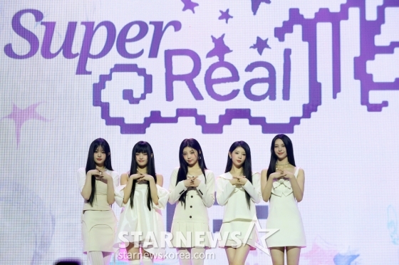 걸그룹 아일릿(ILLIT)이 25일 오후 서울 용산구 한남동 블루스퀘어에서 진행된 미니 1집 'SUPER REAL ME' 발매 기념 쇼케이스에 참석해 포즈를 취하고 있다. 아일릿은 하이브가 탄생시킨 3번째 걸그룹이자, 엔하이픈 소속사 빌리프랩이 만든 첫 걸그룹으로 2023년 방송된 'R U NEXT?'를 통해 비주얼과 보컬, 퍼포먼스 실력, 표현력, 장르 소화력을 지닌 5인의 최정예 멤버로 구성됐다. 2024.03.25 /사진=김창현