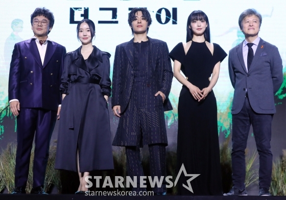 배우 김인권, 이정현, 구교환, 전소니, 권해효가 26일 오전 서울 용산구 드래곤 시티에서 진행된 넷플릭스 시리즈 '기생수: 더 그레이' 제작발표회에 참석해 포즈를 취하고 있다. '기생수: 더 그레이'는 인간을 숙주로 삼아 세력을 확장하려는 기생생물들이 등장하자 이를 저지하려는 전담팀 '더 그레이'의 작전이 시작되고, 이 가운데 기생생물과 공생하게 된 인간 '수인'의 이야기를 그린다. 4월 5일 공개. 2024.03.26 /사진=김창현