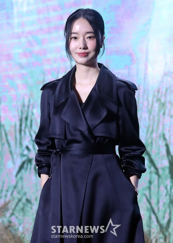 배우 이정현이 26일 오전 서울 용산구 드래곤 시티에서 진행된 넷플릭스 시리즈 '기생수: 더 그레이' 제작발표회에 참석해 포즈를 취하고 있다.  '기생수: 더 그레이'는 인간을 숙주로 삼아 세력을 확장하려는 기생생물들이 등장하자 이를 저지하려는 전담팀 '더 그레이'의 작전이 시작되고, 이 가운데 기생생물과 공생하게 된 인간 '수인'의 이야기를 그린다. 4월 5일 공개. 2024.03.26 /사진=김창현