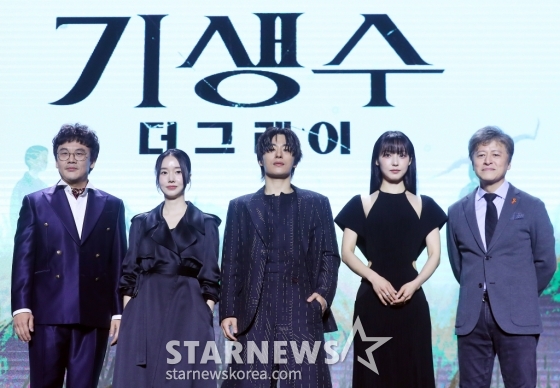배우 김인권, 이정현, 구교환, 전소니, 권해효가 26일 오전 서울 용산구 드래곤 시티에서 진행된 넷플릭스 시리즈 '기생수: 더 그레이' 제작발표회에 참석해 포즈를 취하고 있다. '기생수: 더 그레이'는 인간을 숙주로 삼아 세력을 확장하려는 기생생물들이 등장하자 이를 저지하려는 전담팀 '더 그레이'의 작전이 시작되고, 이 가운데 기생생물과 공생하게 된 인간 '수인'의 이야기를 그린다. 4월 5일 공개. 2024.03.26 /사진=김창현