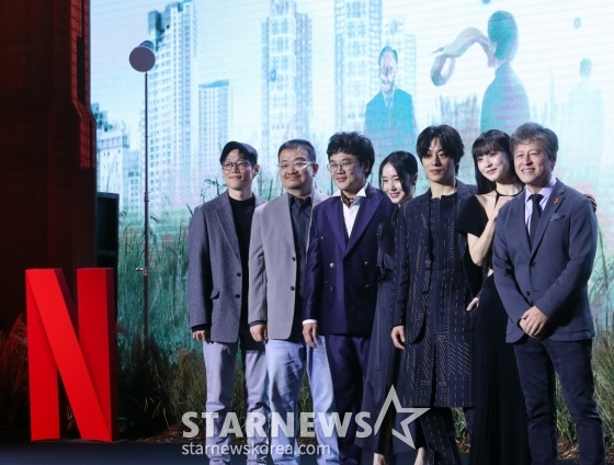 류용재 작가, 연상호 감독, 배우 김인권, 이정현, 구교환, 전소니, 권해효가 26일 오전 서울 용산구 드래곤 시티에서 진행된 넷플릭스 시리즈 '기생수: 더 그레이' 제작발표회에 참석해 포즈를 취하고 있다. '기생수: 더 그레이'는 인간을 숙주로 삼아 세력을 확장하려는 기생생물들이 등장하자 이를 저지하려는 전담팀 '더 그레이'의 작전이 시작되고, 이 가운데 기생생물과 공생하게 된 인간 '수인'의 이야기를 그린다. 오는 5일 공개. 2024.03.26 /사진=김창현