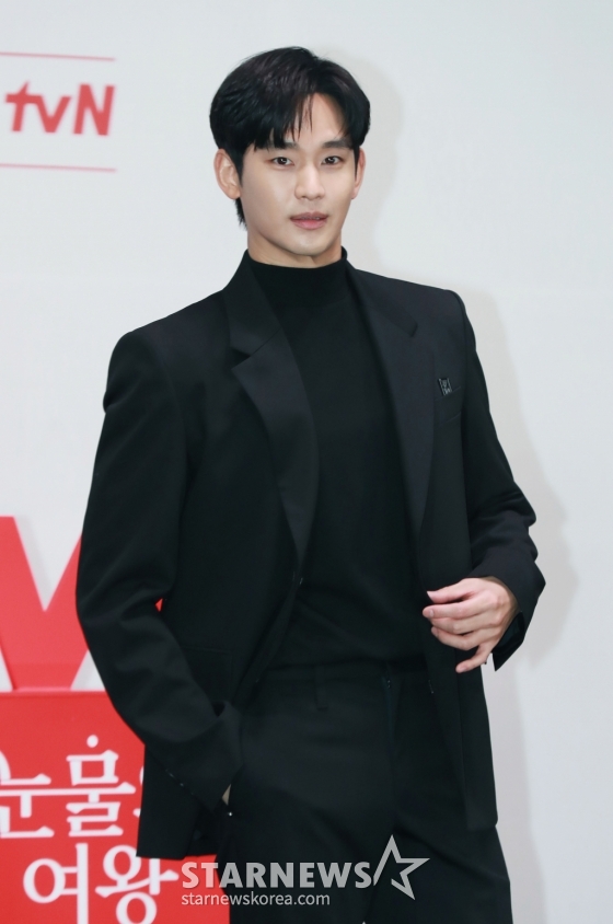 배우 김수현이 7일 오전 서울 라마다신도림 호텔에서 진행된 tvN 토일드라마 '눈물의 여왕' 제작발표회에 참석해 포즈를 취하고 있다. 퀸즈 그룹 재벌 3세인 '백화점의 여왕' 홍해인과 용두리 이장 아들인 '슈퍼마켓 왕자' 백현우 3년차 부부의 아찔한 위기와 기적처럼 다시 시작되는 사랑 이야기 '눈물의 여왕'은 오는 9일 첫 방송된다. /2024.03.07 /사진=이동훈