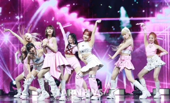 걸그룹 유니스(UNIS)가 27일 오후 서울 광진구 예스24라이브홀에서 진행된 첫 번째 미니앨범 '위 유니스'(WE UNIS) 발매기념 쇼케이스에서 신곡을 선보이고 있다. /2024.03.27 /사진=이동훈