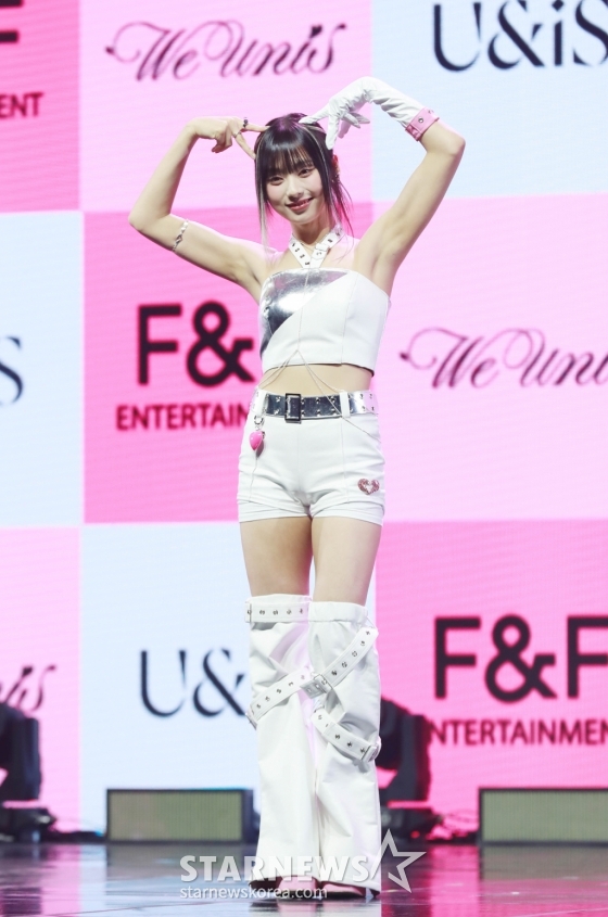 걸그룹 유니스(UNIS) 진현주가 27일 오후 서울 광진구 예스24라이브홀에서 진행된 첫 번째 미니앨범 '위 유니스'(WE UNIS) 발매기념 쇼케이스에서 포즈를 취하고 있다. /2024.03.27 /사진=이동훈