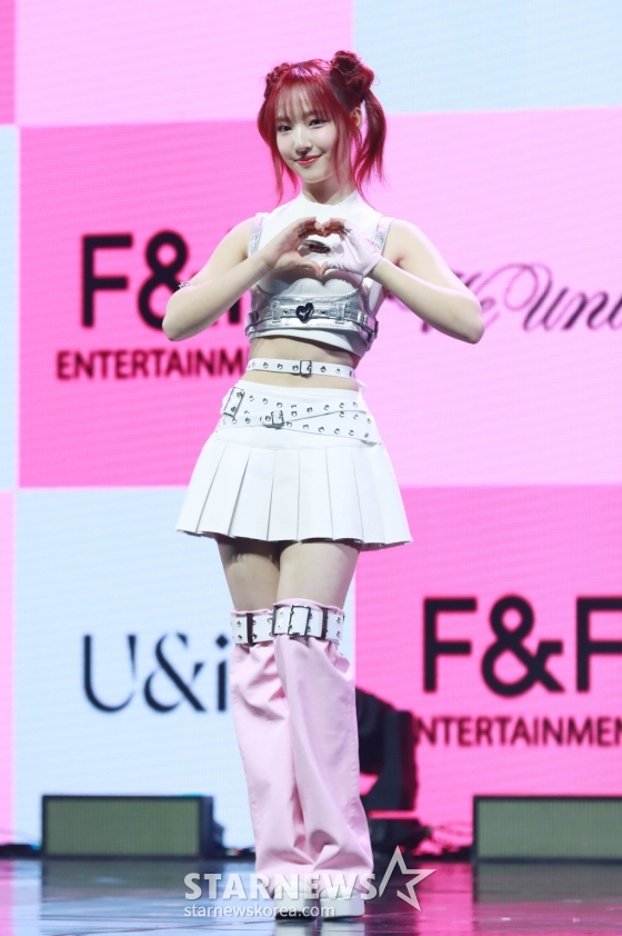 걸그룹 유니스(UNIS) 방윤하가 27일 오후 서울 광진구 예스24라이브홀에서 진행된 첫 번째 미니앨범 '위 유니스'(WE UNIS) 발매기념 쇼케이스에서 포즈를 취하고 있다. /2024.03.27 /사진=이동훈