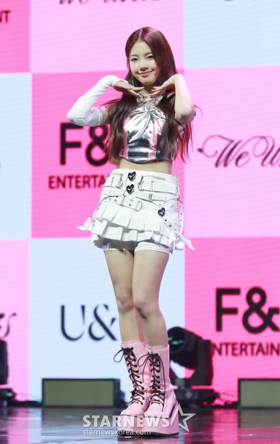 걸그룹 유니스(UNIS) 오윤아가 27일 오후 서울 광진구 예스24라이브홀에서 진행된 첫 번째 미니앨범 '위 유니스'(WE UNIS) 발매기념 쇼케이스에서 포즈를 취하고 있다. /2024.03.27 /사진=이동훈
