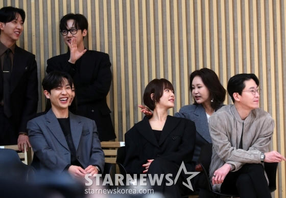 배우 이준, 황정음, 신은경이 27일 오후 서울 양천구 목동 SBS 사옥에서 진행된 금토드라마 '7인의 부활' 제작발표회에 참석해 즐거운 대화를 나누고 있다. '7인의 부활'은 지난해 11월 종영한 '7인의 탈출'이 리셋된 복수의 판, 다시 태어난 7인의 처절하고도 강렬한 공조를 그린 작품이다. 오는 29일 첫 방송. 2024.03.27 /사진=김창현