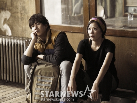 연극 'Love, Love, Love'에서 부부로 함께 연기한 배우 이선균(왼쪽)과 전혜진 /사진제공=명동예술극장