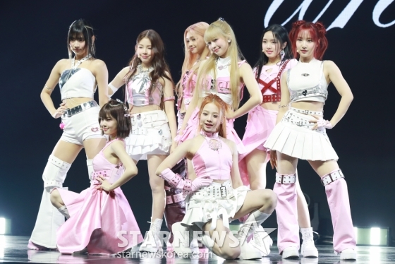 걸그룹 유니스(UNIS)가 27일 오후 서울 광진구 예스24라이브홀에서 진행된 첫 번째 미니앨범 '위 유니스'(WE UNIS) 발매기념 쇼케이스에서 신곡을 선보이고 있다. /2024.03.27 /사진=이동훈