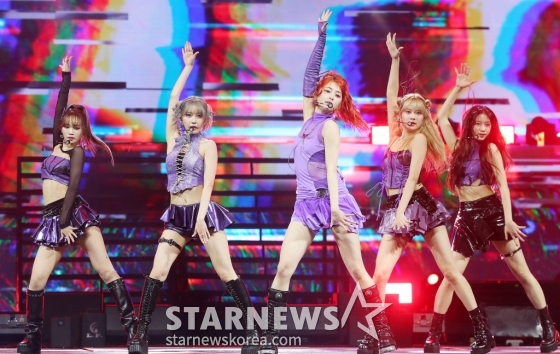 걸그룹 르세라핌(LE SSERAFIM)이 지난 14일 필리핀 아레나에서 열린 '2023 아시아 아티스트 어워즈 인 필리핀'(2023 Asia Artist Awards IN THE PHILIPPINES, 이하 '2023 AAA')에서 멋진 무대를 선보이고 있다. 르세라핌은 '2023 AAA'에서 AAA 베스트 아티스트, 베스트 퍼포먼스, 아시아셀러브리티 등 3관왕을 차지했다. '2023 AAA'는 스타뉴스가 주최하고 Asia Artist Awards 조 /사진=김창현