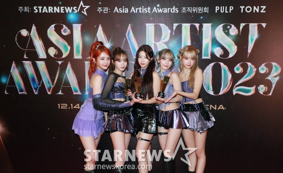 걸그룹 르세라핌이 '2023 아시아 아티스트 어워즈 인 필리핀'(2023 Asia Artist Awards IN THE PHILIPPINES, 이하 '2023 AAA')에서 AAA 베스트 아티스트, 퍼포먼스, 아시아 셀러브리티 상을 수상한 뒤 포즈를 취하고 있다./사진=이동훈 기자