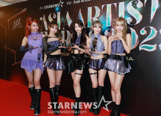 걸그룹 르세라핌이 '2023 아시아 아티스트 어워즈 인 필리핀'(2023 Asia Artist Awards IN THE PHILIPPINES, 이하 '2023 AAA')에서 AAA 베스트 아티스트, 퍼포먼스, 아시아 셀러브리티 상을 수상한 뒤 포즈를 취하고 있다./사진=이동훈 기자