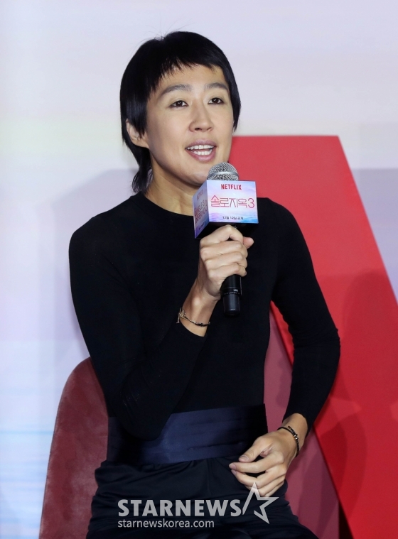 [서울=뉴시스] 김혜진 기자 = 방송인 홍진경이 4일 오전 서울 용산구 CGV 용산아이파크몰에서 열린 넷플릭스 예능 프로그램 '솔로지옥3' 제작발표회에서 인사말을 하고 있다. '솔로지옥3'는 커플이 돼야 나갈 수 있는 외딴 섬 '지옥도'에서 펼쳐지는 솔로들의 솔직한 연애담을 전했다. 시즌 3는 시즌 1, 2와 달라진 장소와 규칙으로 모든 면에서 업그레이드를 선언했다. 2023.12.04. jini@newsis.com /사진=김혜진