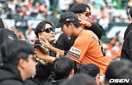 한화 황준서가 31일 KT전에 선발 등판해 위기를 넘기고 더그아웃에서 선배들의 축하를 받고 있다.
