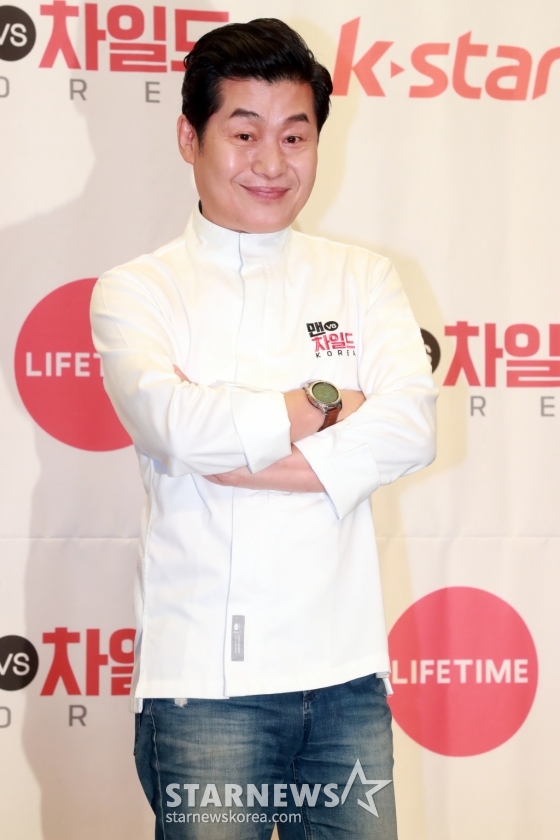 이연복 셰프가 4일 오전 서울 마포구 상암동 스탠포드호텔에서 열린 라이프타임, 코미디TV 새 예능프로그램 '맨vs차일드 코리아' 제작발표회에 참석해 포즈를 취하고 있다. 맨vs차일드 코리아는 2015년 미국에서 첫 선으로 보인 전문 셰프와 어린이 셰프들의 대결을 그린 신계념 요리 프로그램으로 4일 밤 9시 첫 방송된다. /사진=임성균 기자 tjdrbs23@