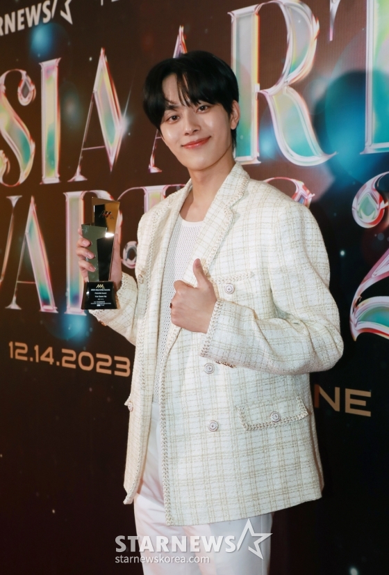 배우 유선호가 12월 14일 필리핀 아레나에서 열린 '2023 아시아 아티스트 어워즈 인 필리핀'(2023 Asia Artist Awards IN THE PHILIPPINES, 이하 '2023 AAA')에서 배우부문 AAA포텐셜 상을 수상한 뒤 포즈를 취하고 있다. /사진=이동훈