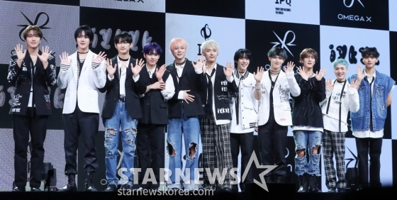 그룹 오메가엑스(OMEGA X)가 7일 오후 서울 광진구 예스24 라이브홀에서 진행된 세 번째 미니앨범 'iykyk(if you know, you know)'(이프 유 노, 유 노) 발매 기념 쇼케이스에 참석해 포즈를 취하고 있다. 오메가엑스의 이번 앨범 타이틀 'JUNK FOOD(정크 푸드)'는 불안정한 느낌의 신스와 베이스가 혼란스러운 분위기를 자아내는 트랩 장르의 힙합곡이다. 2023.11.07 /사진=김창현