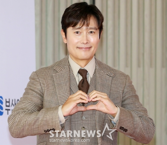 배우 이병헌이 5일 오후 부산 해운대구 시그니엘에서 진행된 '2023 부일영화상' 레드카펫 행사에 참석해 포즈를 취하고 있다. 2023.10.05 /사진=김창현
