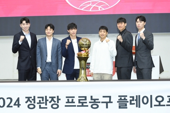 2023~24 정관장 프로농구 플레이오프 6강 플레이오프에 오른 선수들이 화이팅 포즈를 취하고 있다. /사진=KBL 제공