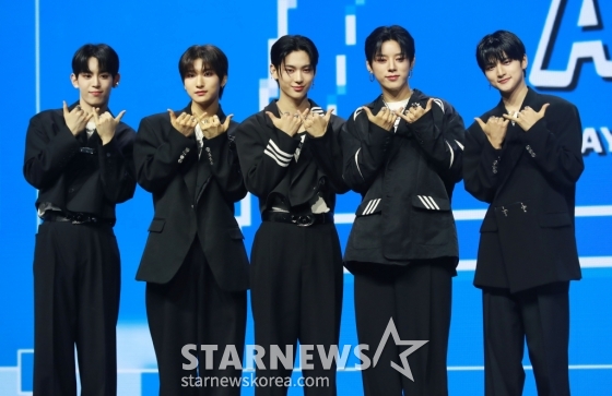 그룹 나우어데이즈(NOWADAYS)가 2일 오후 서울 용산구 블루스퀘어에서 진행된 첫 번째 데뷔 싱글 ‘NOWADAYS' 발매기념 쇼케이스에서 포즈를 취하고 있다. /2024.04.02 /사진=이동훈