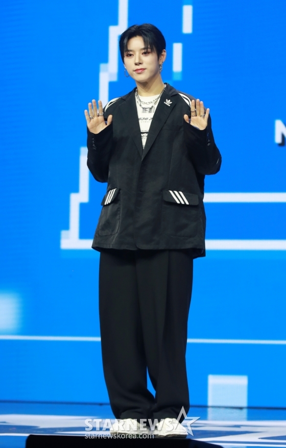그룹 나우어데이즈(NOWADAYS) 진혁이 2일 오후 서울 용산구 블루스퀘어에서 진행된 첫 번째 데뷔 싱글 ‘NOWADAYS' 발매기념 쇼케이스에서 포즈를 취하고 있다. /2024.04.02 /사진=이동훈