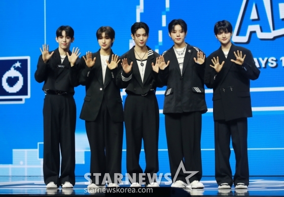 그룹 나우어데이즈(NOWADAYS)가 2일 오후 서울 용산구 블루스퀘어에서 진행된 첫 번째 데뷔 싱글 ‘NOWADAYS' 발매기념 쇼케이스에서 포즈를 취하고 있다. /2024.04.02 /사진=이동훈