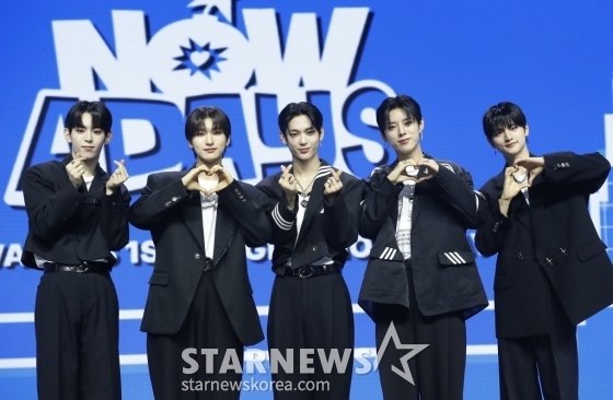 (서울=뉴스1) 권현진 기자 = 그룹 나우어데이즈(NOWADAYS) 현빈(왼쪽부터)과 연우, 시윤, 진혁, 윤이 2일 오후 서울 용산구 블루스퀘어 마스터카드홀에서 가진 데뷔 앨범 싱글 1집 ‘나우어데이즈(NOWADAYS)’ 발매 기념 쇼케이스에서 포즈를 취하고 있다. 2024.4.2/뉴스1 Copyright (C) 뉴스1. All rights reserved. 무단 전재 및 재배포, AI학습 이용 금지. /사진=(서울=뉴스1) 권현진 기자