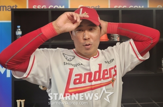 SSG 한유섬이 2일 경기 후 취재진과 인터뷰를 하고 있다. /사진=안호근 기자