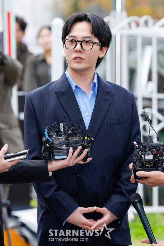 (인천=뉴스1) 안은나 기자 = 가수 지드래곤(본명 권지용·35)이 6일 '강남 유흥업소발 마약사건' 연루 의혹과 관련, 소환 조사를 받기 위해 인천 논현경찰서에 출석하며 취재진 질의에 답하고 있다. 2023.11.6/뉴스1 Copyright (C) 뉴스1. All rights reserved. 무단 전재 및 재배포, AI학습 이용 금지. /사진=(인천=뉴스1) 안은나 기자