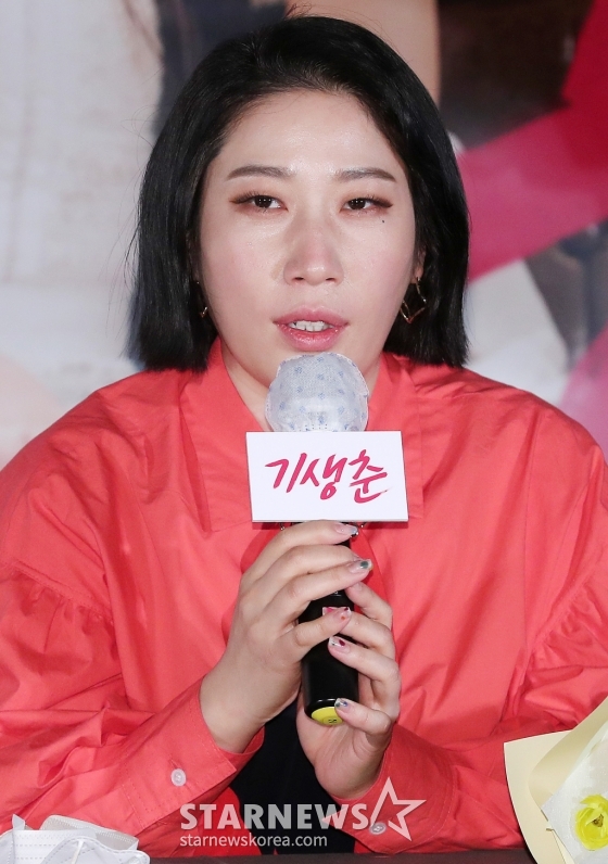 김영희 감독이 24일 오후 서울 광진구 롯데시네마 건대입구점에서 열린 성인영화 '기생춘' 언론시사회 및 간담회에 참석해 인사말을 하고 있다.봉준호 감독의 '기생충'을 패러디한 섹시 코미디 성인영화 '기생춘'은 미래에 대한 고민을 떨칠 수 없던 여주인공 '춘'이 우연한 기회에 대저택에 숨어 들어가면서 펼쳐지는 이야기를 담았다. 2021.03.24