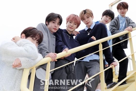 그룹 엔시티 위티 (NCTWISH) 가 3일 오전 서울 성수동 한 카페에서 한국 활동 한달을 기념해 가진 언론 인터뷰에 앞서 포즈를 취하고 있다. 2024.04.03 /사진=임성균