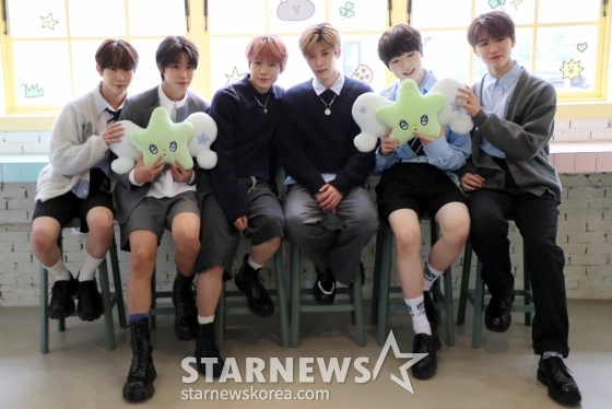 그룹 엔시티 위티 (NCTWISH) 가 3일 오전 서울 성수동 한 카페에서 한국 활동 한달을 기념해 가진 언론 인터뷰에 앞서 포즈를 취하고 있다. 2024.04.03 /사진=임성균