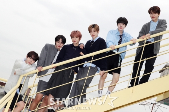 그룹 엔시티 위티 (NCTWISH) 가 3일 오전 서울 성수동 한 카페에서 한국 활동 한달을 기념해 가진 언론 인터뷰에 앞서 포즈를 취하고 있다. 2024.04.03 /사진=임성균